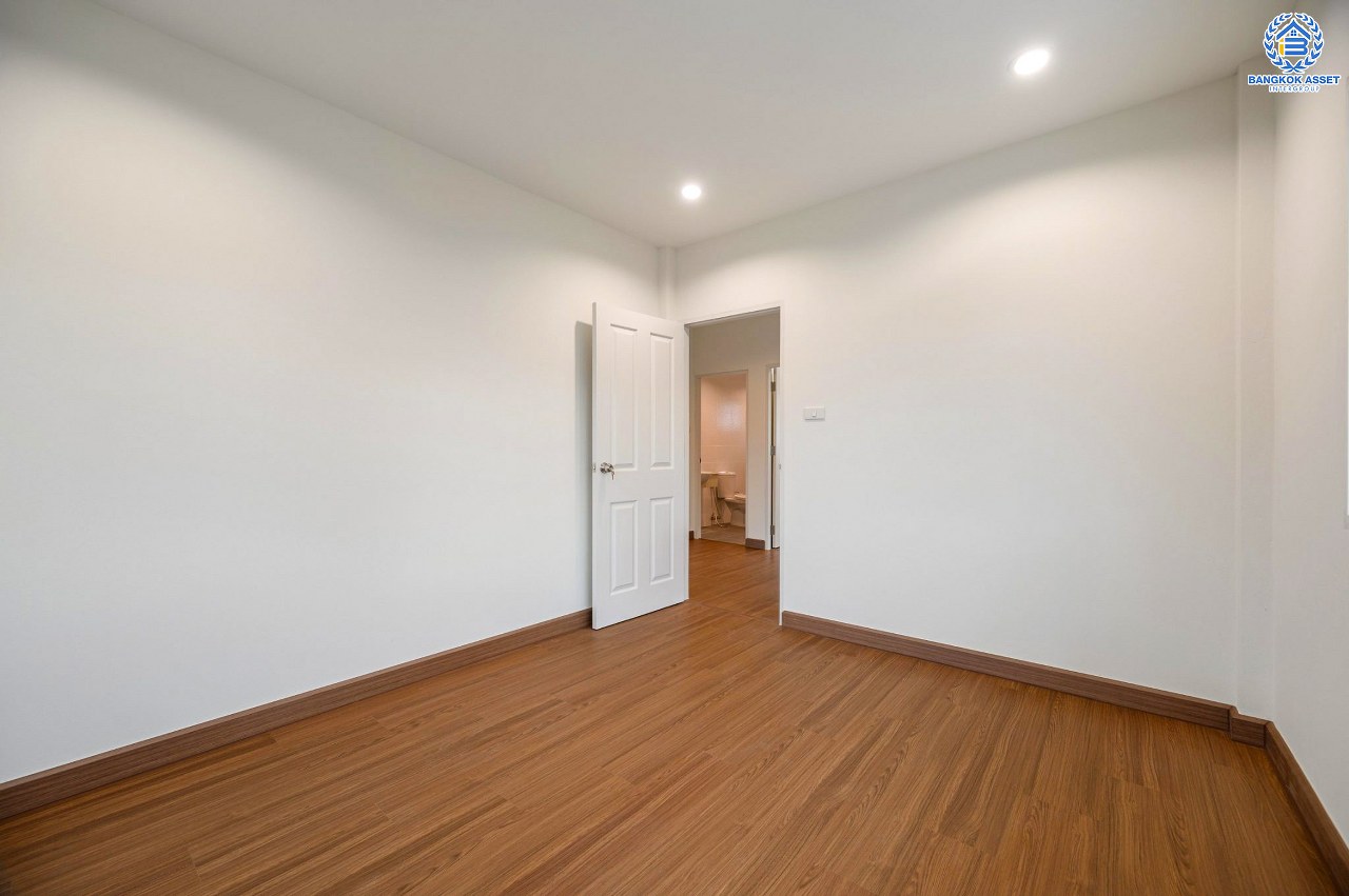 บ้านมือสองตกแต่งใหม่ โครงการ ชวนชื่นโมดัส แจ้งวัฒนะ เนื้อที่ 51.6 ตร.ว. ฟังก์ชัน 3 ห้องนอน 3 ห้องน้ำ จอดรถได้ 2 คัน รองรับทุกการอยู่อาศัย บนทำเลเดินทางเข้า-ออกเมืองสะดวก เชื่อมต่อถนนเลี่ยงเมืองปากเกร็ด, ถนนแจ้งวัฒนะ, ถนนติวานนท์ ใกล้รถไฟฟ้าสายสีชมพู "สถานีเลี่ยงเมืองปากเกร็ด" ทางด่วน "แจ้งวัฒนะ" และเซ็นทรัล แจ้งวัฒนะ